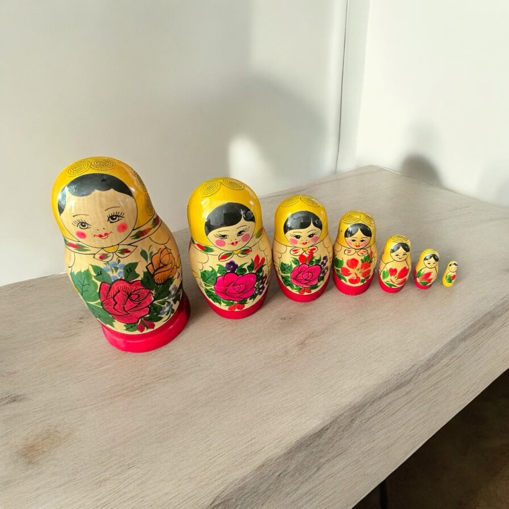1970’s Vintage Russian Nesting Dolls Matryoshka Set of 7 Hand Painted Floral